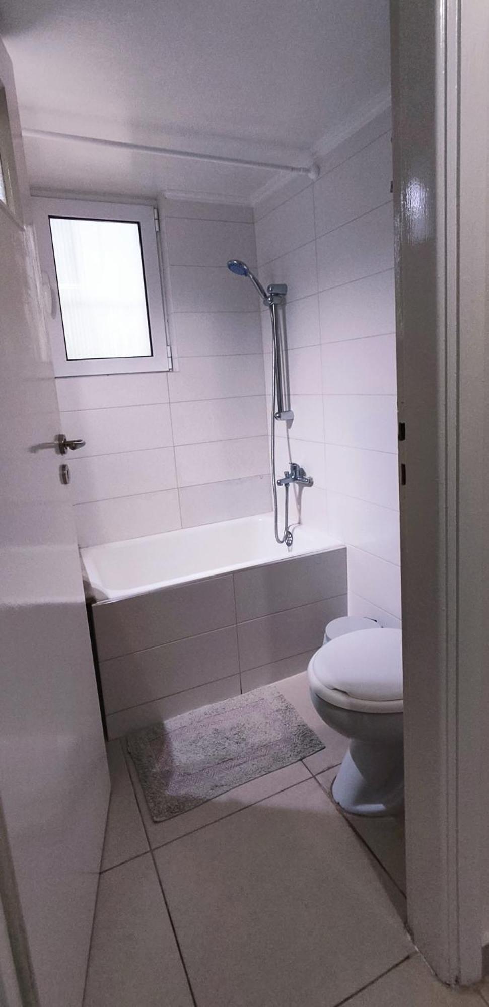 Next To Metro! Bright With Fully Equipped Kitchen