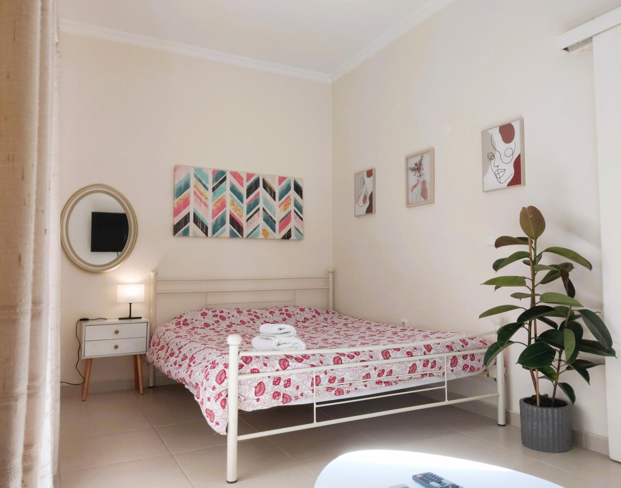 Next To Metro! Bright With Fully Equipped Kitchen